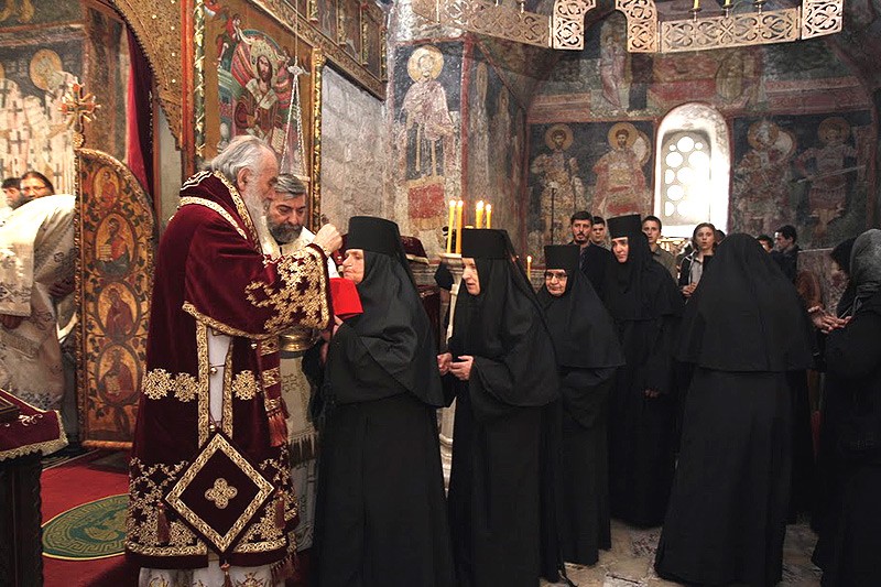 Патриарх Ириней причащает сестер обители