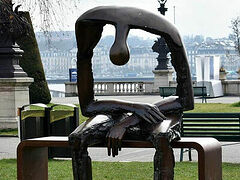 Дыра размером с Бога и освобождение от оков