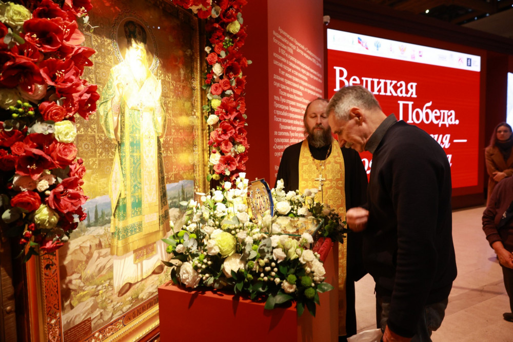 Икона и ковчег с мощами святителя Луки Крымского