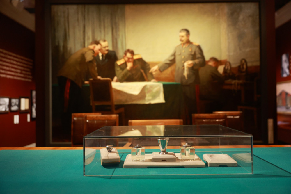 Стол, письменный прибор, стулья из «Ближней дачи» (Кунцевской дачи) И. В. Сталина