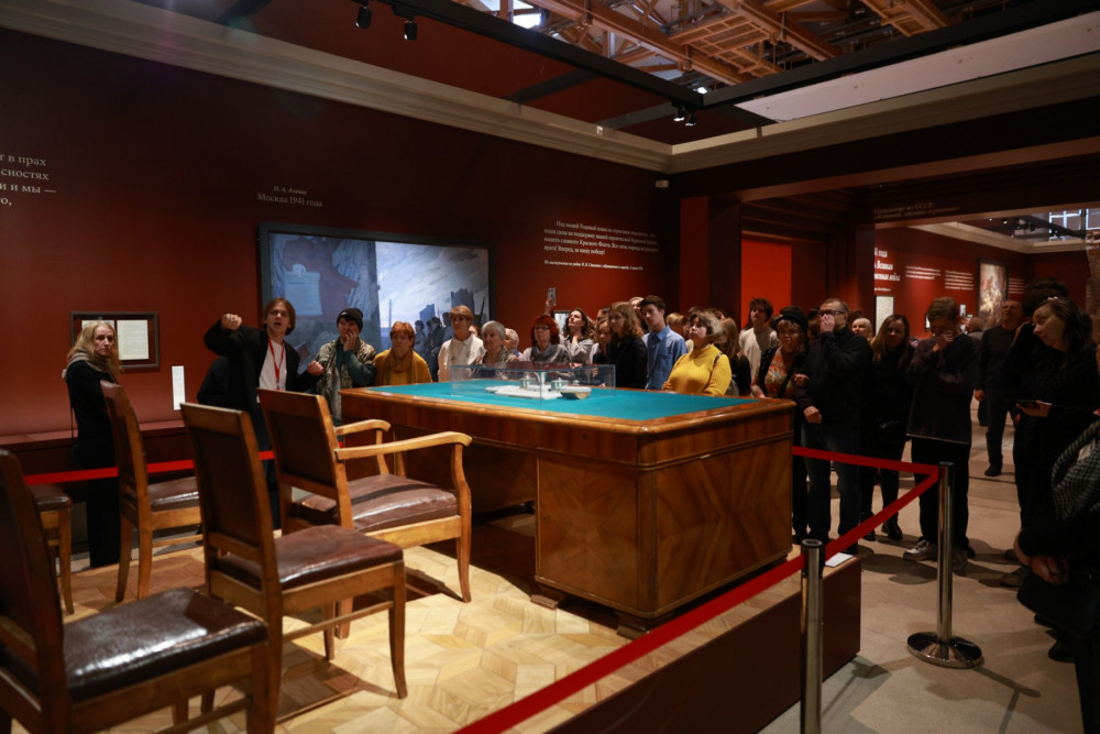 Стол, письменный прибор, стулья из «Ближней дачи» (Кунцевской дачи) И. В. Сталина