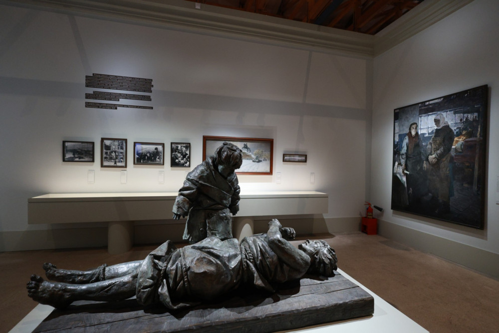 Скульптура «Блокада. Ленинград. Мать и дитя» (1989). Скульптор: М.В. Переяславец 