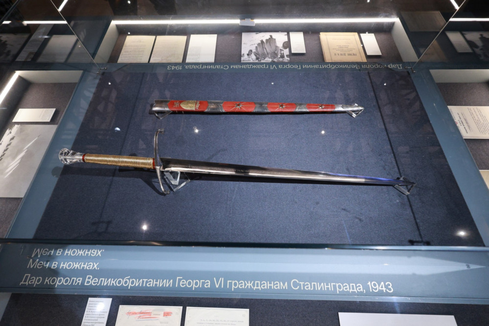 Меч в ножнах. Дар короля Великобритании Георга VI гражданам Сталинграда, 1943