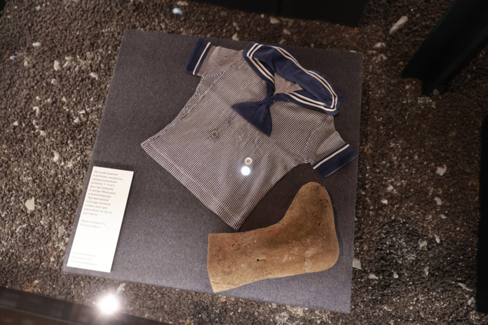 Детский валенок и рубашка-матроска, принадлежавшие ребенку 3-4 лет, расстрелянному в лагере Майданек
