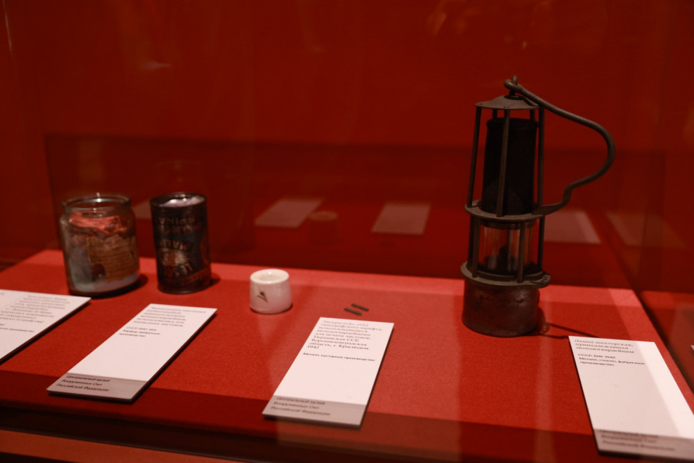 Экспозиция с личными вещами молодогвардейцев: банка с селитрой, консервная банка для хранения древесного угля, чернильница школьная и лампа шахтёрская