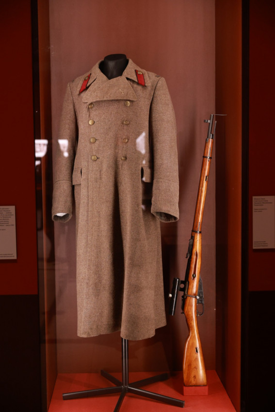 Шинель и снайперская винтовка Героя Советского Союза Людмилы Павлюченко