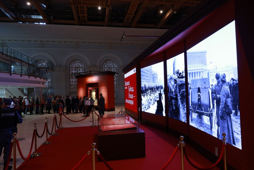 Начало экспозиции: мощи и икона святителя Луки, Знамя Победы