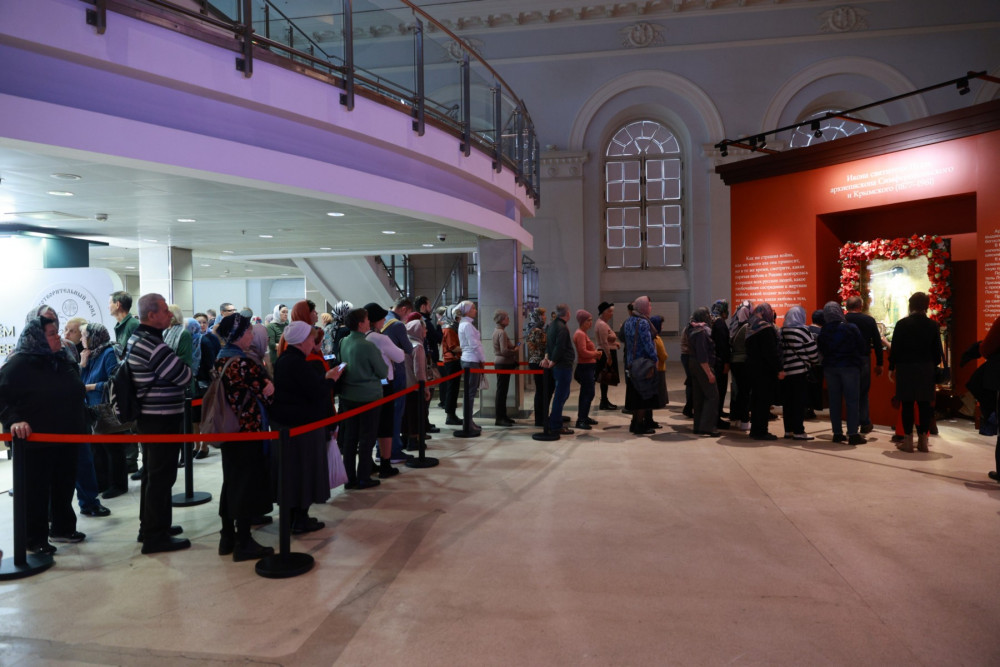 Икона и ковчег с мощами святителя Луки Крымского