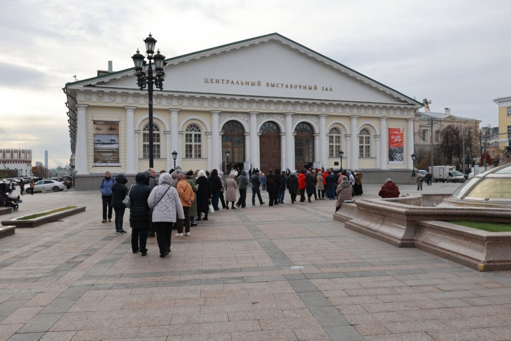 Манеж. Очередь на выставку «Великая Победа. Россия – моя история»