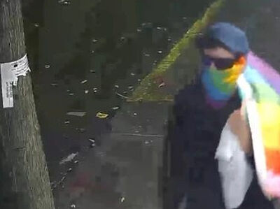 Нью-Йорк: неизвестный в «радужной» маске за одну ночь осквернил 3 церкви антихристианскими надписями, неся флаг ЛГБТ
