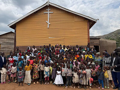 Патриарший экзарх Африки крестил более ста человек в городе Рубааре в Уганде