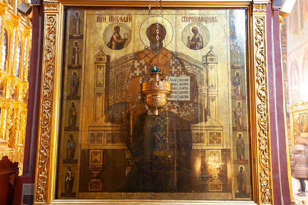 Чтимая икона святителя Николая Скоропомощника под левым клиросом у Никольского придела