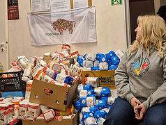 Polish Orthodox youth distributing over 1,400 food packages to those in need for Christmas