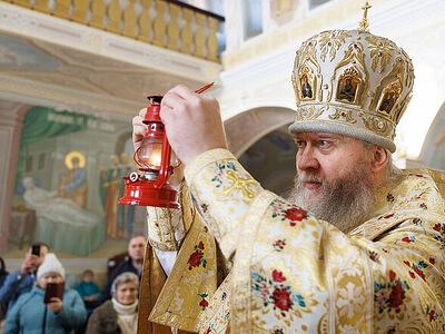 В кафедральном соборе Луганска встретили Вифлеемский огонь