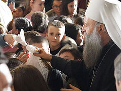 Serbian Patriarch gives gifts to over 2,000 religious education students