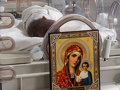 Hundreds of icons donated to mothers in Romanian maternity wards
