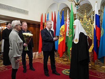 Святейшему Патриарху Кириллу передана награда лауреата просветительской премии «Знание» за программу «Слово пастыря»