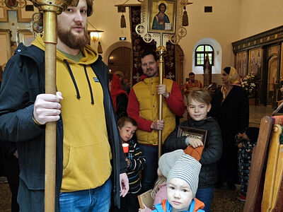 «История нашей семьи – на фото с пасхальных крестных ходов»