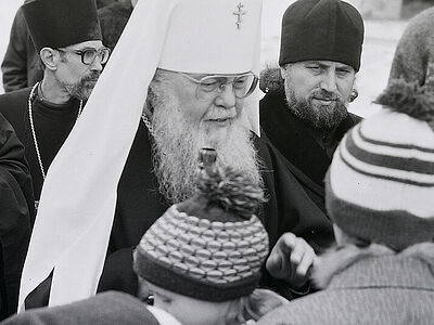 Больше сотни «приемных внучат»