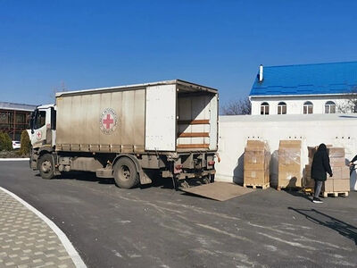 Международный комитет Красного Креста передал Патриаршей гуманитарной миссии партию емкостей для воды