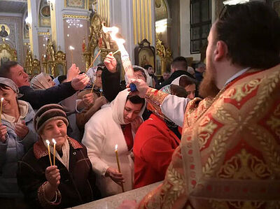 В Пасхальную ночь в Донецк доставлен Благодатный огонь
