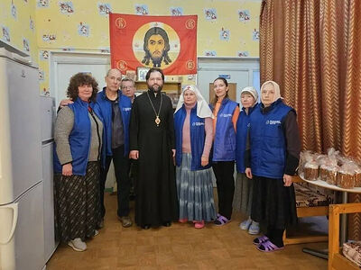 Состоялась встреча епископа Бердянского Петра с добровольцами Патриаршей гуманитарной миссии в Токмаке