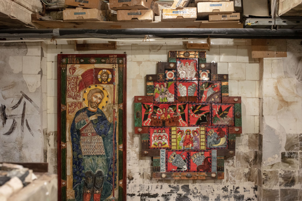 В мастерской.