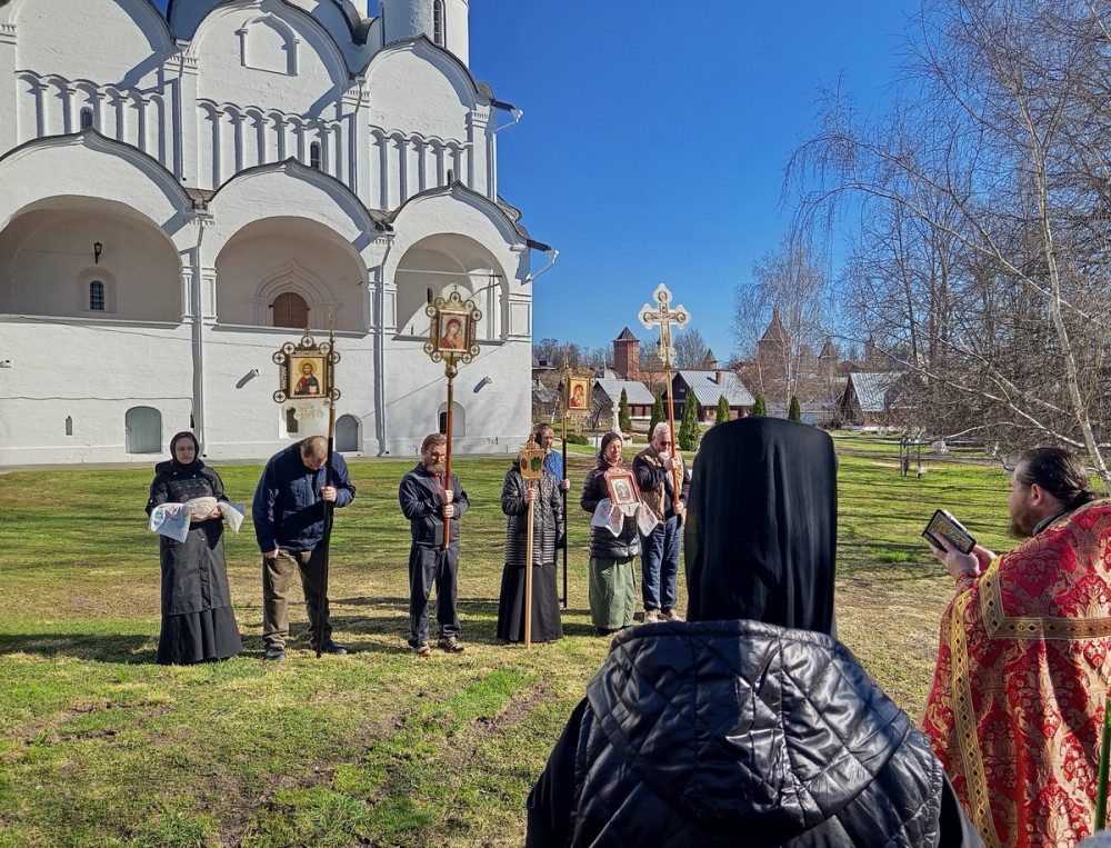 Покровский монастырь. Крестный ход.