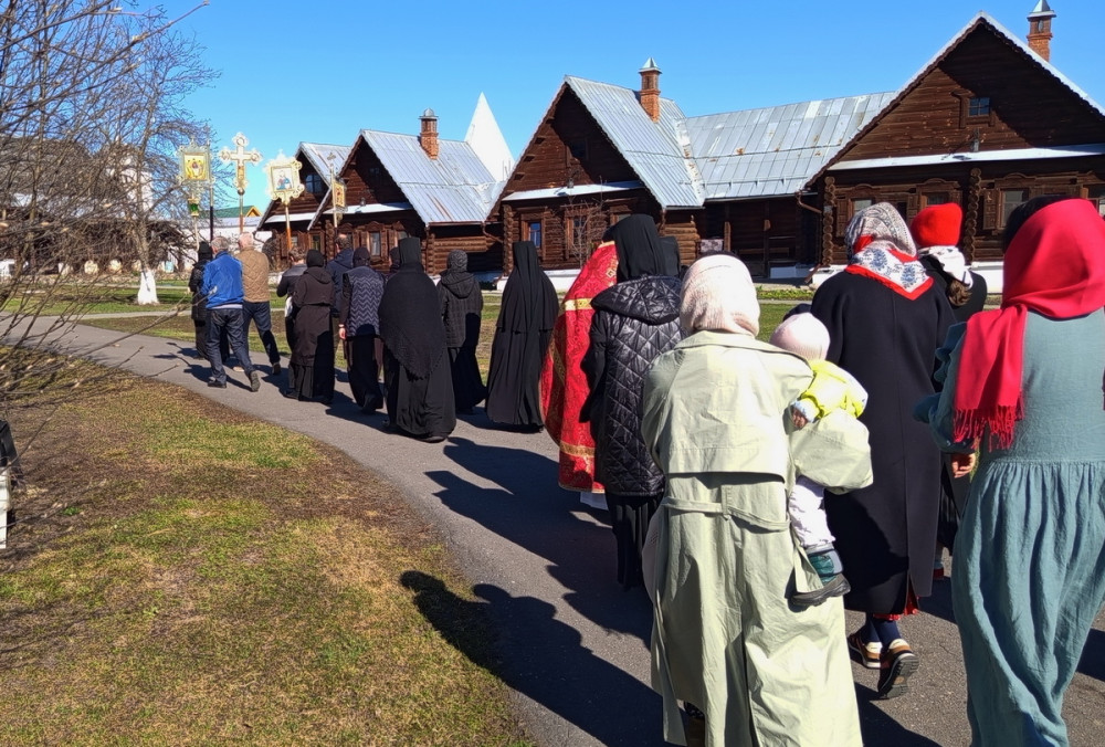 Покровский монастырь. Крестный ход.