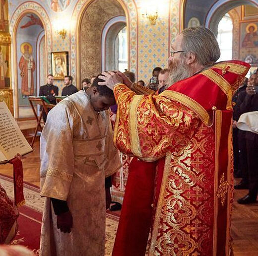 Νεαρός από την Κένυα ακολούθησε τα βήματα του πατέρα του και έγινε ιερέας της Ρωσικής Ορθόδοξης Εκκλησίας