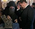 Поясу Пресвятой Богородицы поклонился президент России
