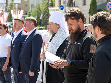 В Белгороде митрополит Иоанн освятил автомобили для бойцов СВО