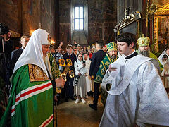 Metropolitan Hilarion returns to Russia, concelebrates with Patriarch