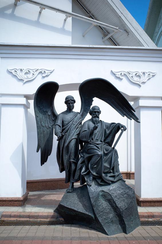 Скульптура «Евангелист Иоанн Богослов» возле здания Минской духовной академии