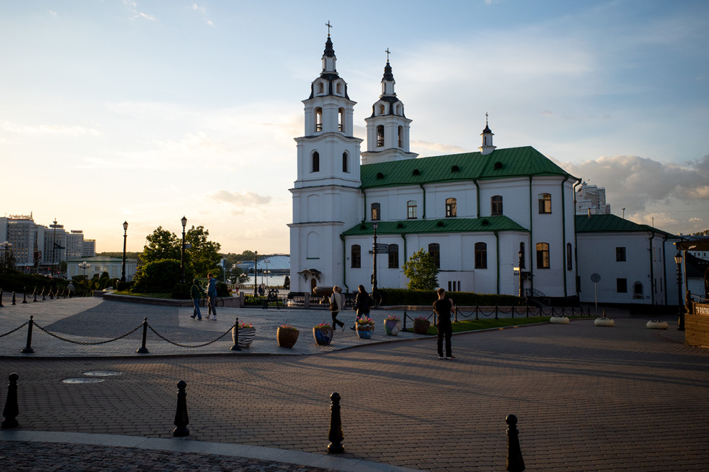 Свято-Духов собор в лучах заходящего солнца