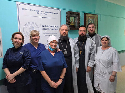 Епископ Борисоглебский Сергий посетил пациентов и добровольцев Патриаршей гуманитарной миссии в Донецком госпитале