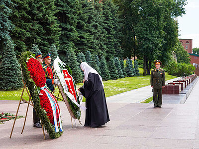 В 85-ю годовщину начала Великой Отечественной войны Святейший Патриарх Кирилл возложил венок к могиле Неизвестного солдата у Кремлевской стены