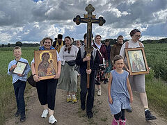 Lithuanian faithful process 15 miles in honor of Tikhvin Icon