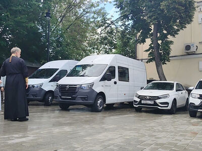 Патриаршая гуманитарная миссия направила в зону конфликта пять новых автомобилей для оказания помощи нуждающимся мирным жителям