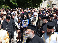 Hundreds of Bulgarian Orthodox reverently greet Hawaiian Icon for first time