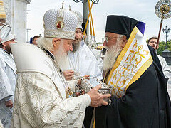 Patriarch Kirill greets hand of St. Spyridon at Christ the Savior Cathedral (+VIDEO)
