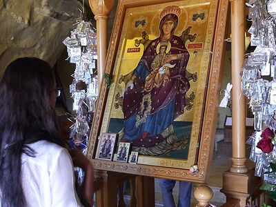 Успенская служба под открытым небом в храме Панагии Хрисоспилиотиссы