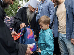 Metropolitan Onuphry gives backpacks and school supplies to hundreds of displaced children