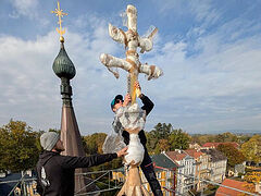Cross returns to roof of Czech church after 8 years