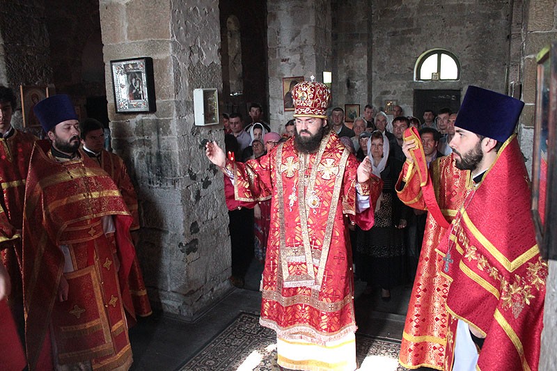 Епископ Пятигорский и Черкесский Феофилакт во время Божественной литургии
