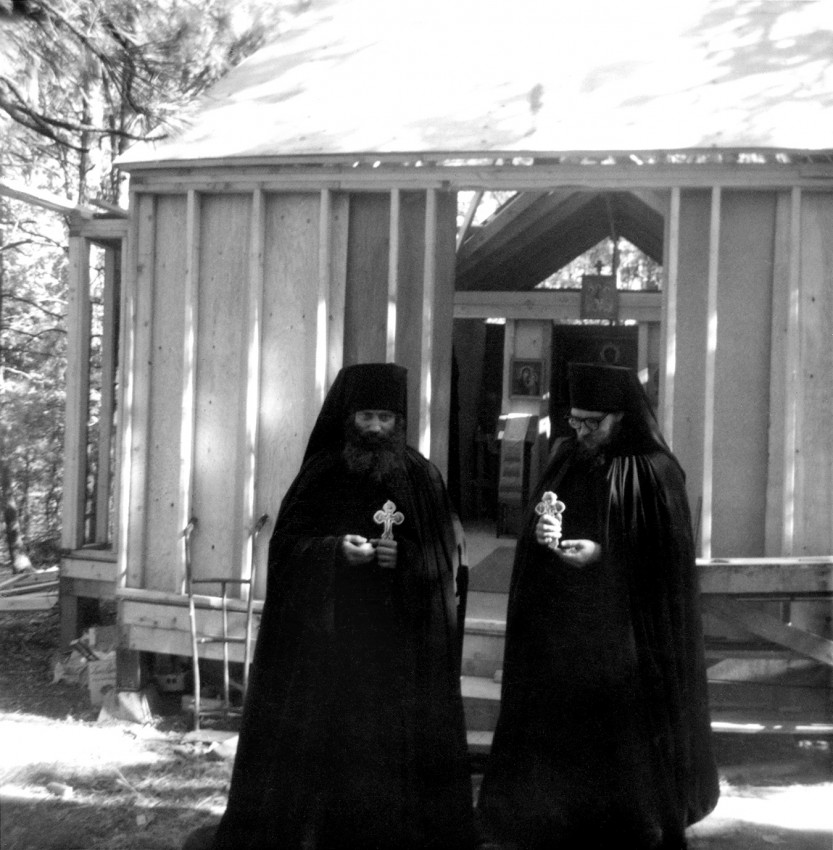 После пострига. Монахи Серафим (Роуз) и Герман (Подмошенский) перед скитской церковью. 1427 окт. 1970 г.