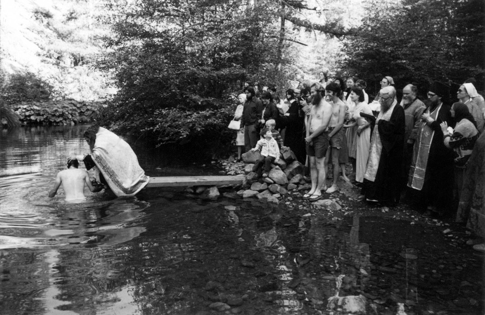 О. Серафим (Роуз) крестит новообращенных в Православие американцев в горной речке в Гаррисоновой лощине. Летнее паломничество 1980 г.