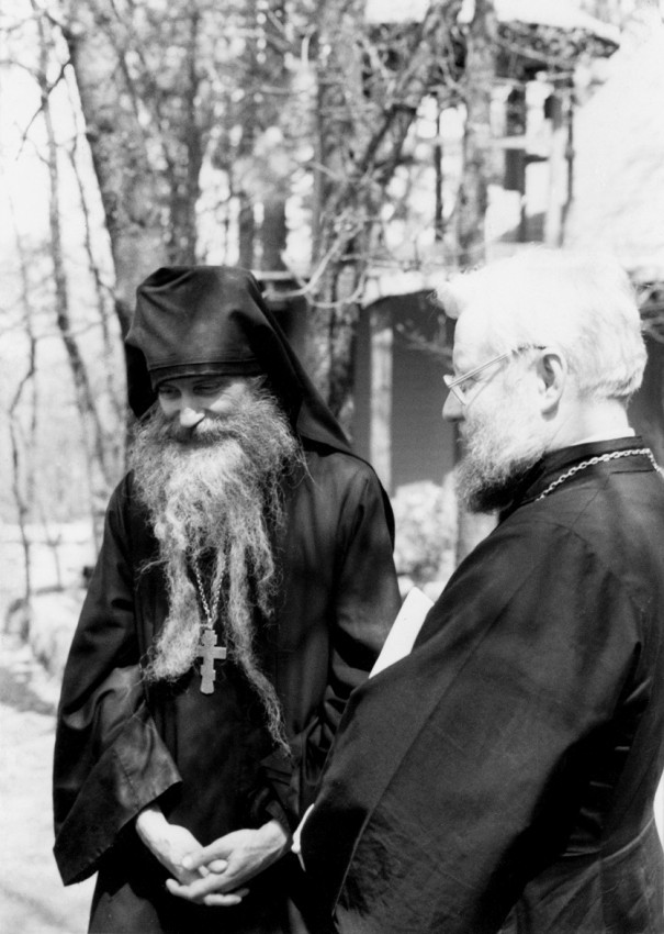 О. Серафим (Роуз) и о. Алексий Янг в монастыре Прп. Германа. Нач. 1982 г.
