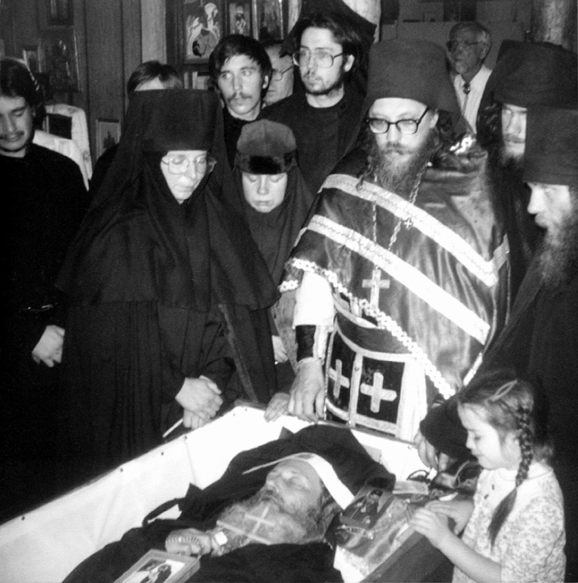 Братия и сестры у гроба о. Серафима (Роуза) в монастырской церкви