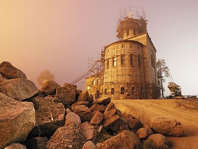 Раздал деньги, ушел в монастырь